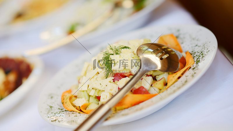 新手如何慧眼识珠，挑选合适的餐饮加盟品牌？**